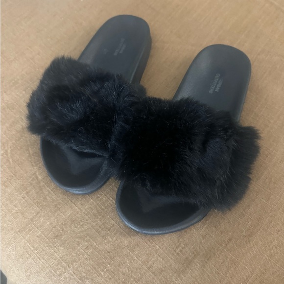 Women’s Black Fuzzy Slides - Urban Outfitters - Picture 1 of 4